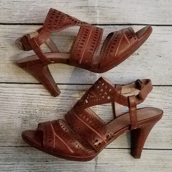 holland cross strap pump naturalizer